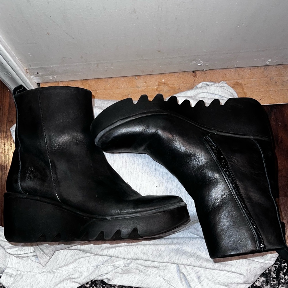 Fly London Black Leather Boot Sz 40